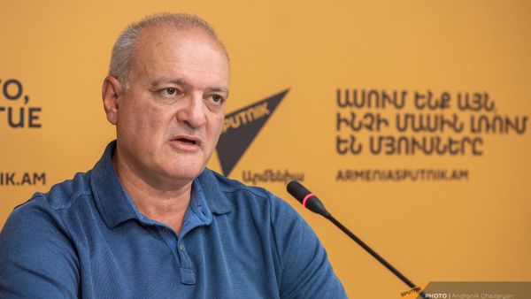 Политтехнолог Виген Акопян на пресс-конференции (15 сентября 2023). Еревaн - Sputnik Армения