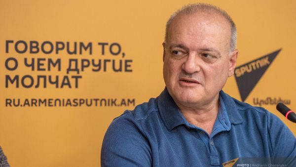 Политтехнолог Виген Акопян на пресс-конференции (15 сентября 2023). Еревaн - Sputnik Армения