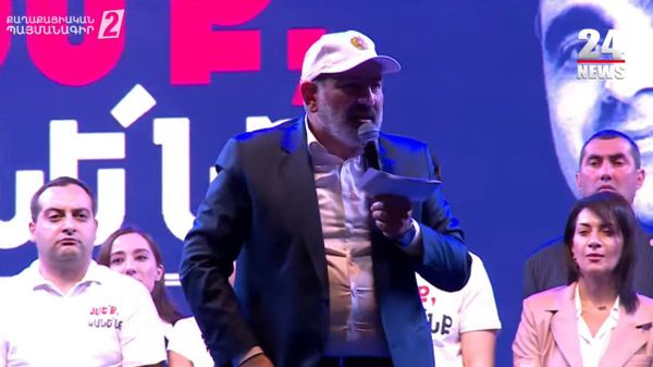 Премьер-министр Никол Пашинян во время предвыборной кампании в поддержку кандидата в мэры Еревана Тиграна Авиняна (15 сентября 2023). Еревaн - Sputnik Армения