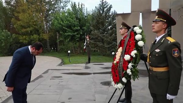 ՀՀ պաշտպանության նախարար Սուրեն Պապիկյանի այցը Եռաբլուր - Sputnik Արմենիա