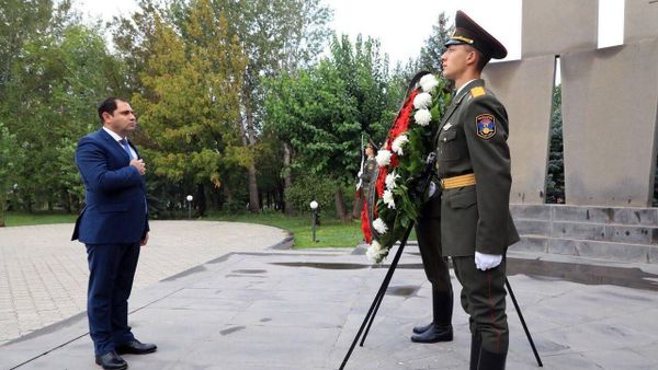 Министр обороны Сурен Папикян посетил военный пантеон Ераблур на годовщину сентябрьской агрессии (16 сентября 2023). Еревaн - Sputnik Армения