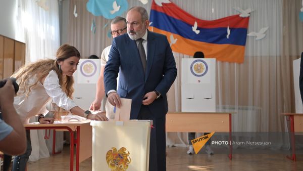 Премьер-министр Никол Пашинян на избирательном участке 8/16 на выборах в Совет Старейшин (17 сентября 2023). Еревaн - Sputnik Армения