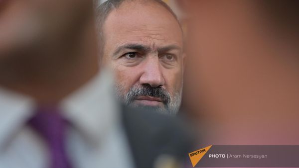 Премьер-министр Никол Пашинян на избирательном участке 8/16 на выборах в Совет Старейшин (17 сентября 2023). Еревaн - Sputnik Армения