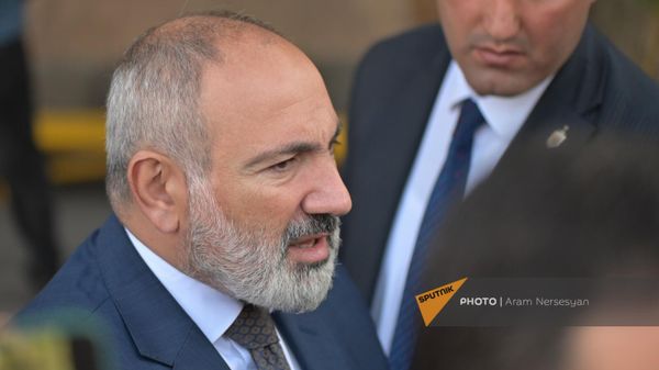 Премьер-министр Никол Пашинян на избирательном участке 8/16 на выборах в Совет Старейшин (17 сентября 2023). Еревaн - Sputnik Армения