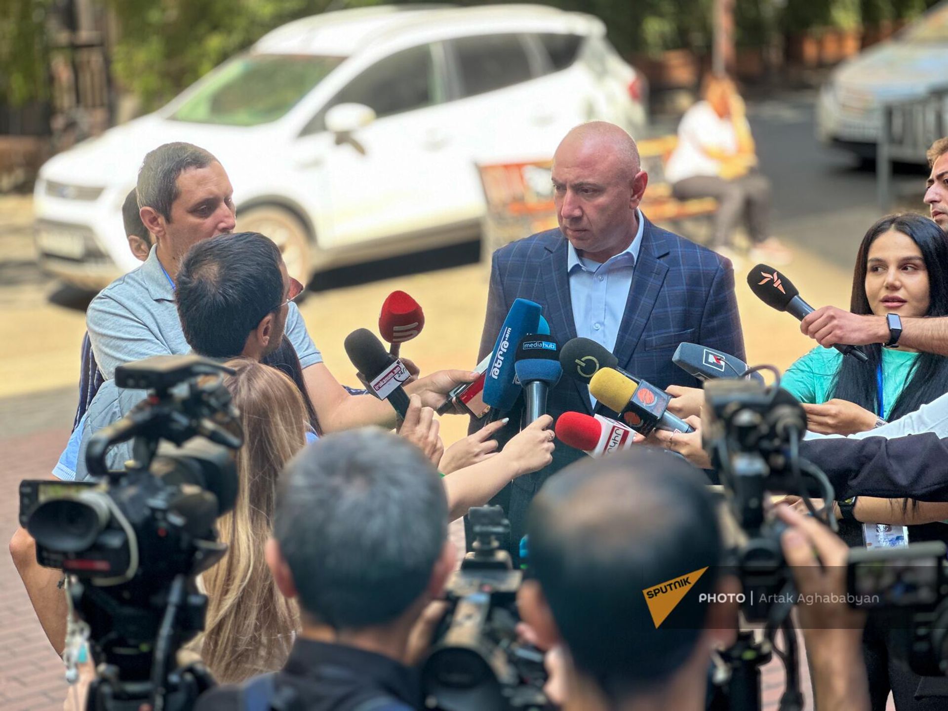 Кандидат в мэры Андраник Теванян общается с прессой на избирательном участке в музыкальной школе им. Чайковского на выборах в Совет Старейшин (17 сентября 2023). Еревaн - Sputnik Армения, 1920, 17.09.2023