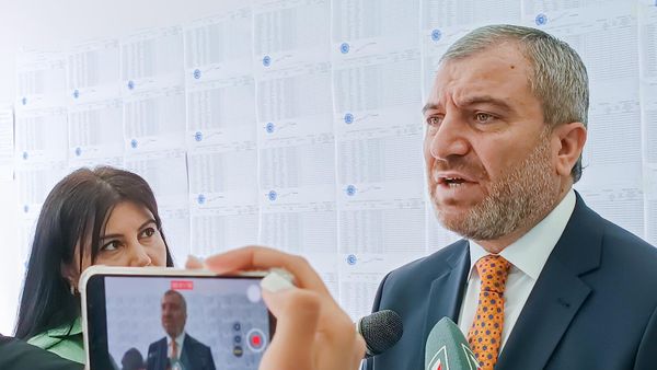 Адвокат Норайр Норикян общается с прессой на избирательном участке на выборах в Совет Старейшин (17 сентября 2023). Еревaн - Sputnik Армения