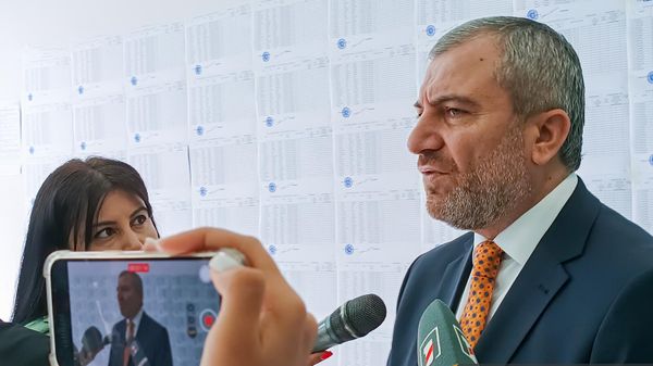 Адвокат Норайр Норикян общается с прессой на избирательном участке на выборах в Совет Старейшин (17 сентября 2023). Еревaн - Sputnik Армения