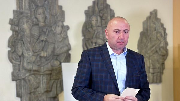 Кандидат в мэры Андраник Теванян на избирательном участке в музыкальной школе им. Чайковского на выборах в Совет Старейшин (17 сентября 2023). Еревaн - Sputnik Армения