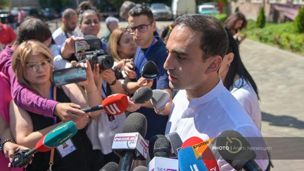 Кандидат в мэры Тигран Авинян общается с прессой на избирательном участке на выборах в Совет Старейшин (17 сентября 2023). Еревaн - Sputnik Армения