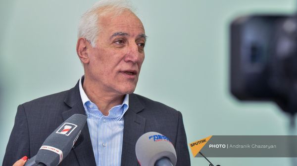 Президент Ваагн Хачатурян общается с прессой на избирательном участке 7/46 на выборах в Совет Старейшин (17 сентября 2023). Еревaн - Sputnik Армения