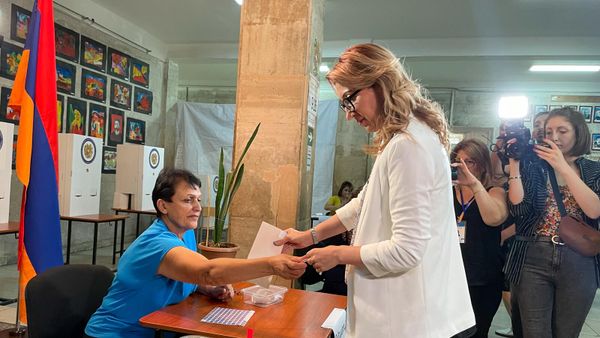 Մանե Թանդիլյանն ընտրություն կատարելիս - Sputnik Արմենիա