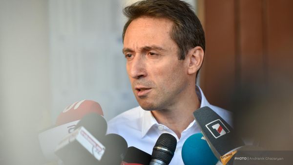 Айк Марутян общается с прессой после голосования на участке 4/53 на выборах в Совет Старейшин (17 сентября 2023). Еревaн - Sputnik Армения