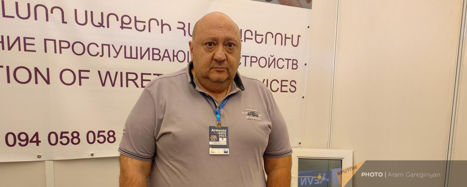 Основатель и директор компании Libera Карен Агаджанян, и созданные им приборы против прослушки - Sputnik Армения, 1920, 25.02.2024