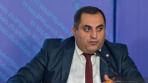 Руководитель рабочей группы офиса Омбудсмена Армении Ара Минасян во время брифинга (17 сентября 2023). Еревaн - Sputnik Армения