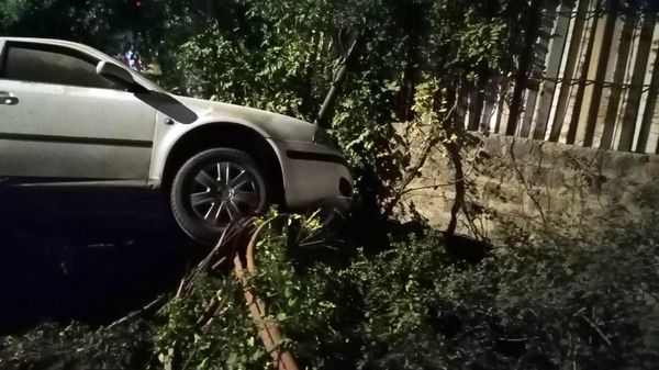 Այնթապում Skoda–ն բախվել է քարե պարսպին - Sputnik Արմենիա