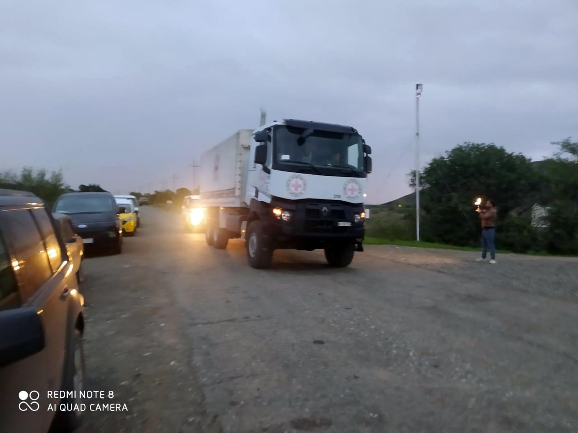 Помощник президента Азербайджана Хикмет Гаджиев опубликовал фото грузовика с гуманитарной помощью на дороге Агдам-Степанакерт - Sputnik Արմենիա, 1920, 18.09.2023