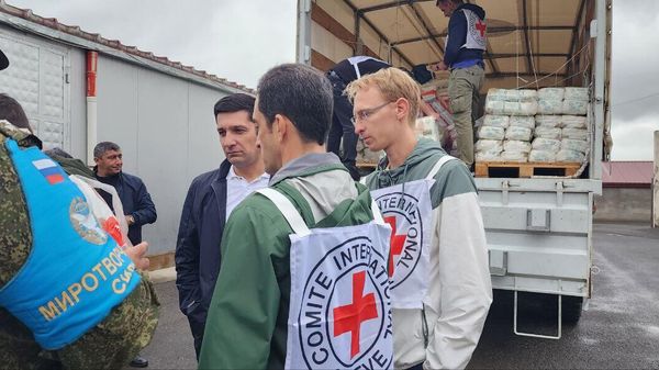 Первые машины в сопровождении РМК прошли по маршруту Агдам Степанакерт, находятся в столице Карабаха и осуществляют разгрузку на складе МККК - Sputnik Армения