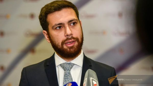 Замминистра иностранных дел Армении Ваан Костанян отвечает на вопросы журналистов во время бизнес-форума Армения-ОАЭ (18 сентября 2023). Еревaн - Sputnik Армения