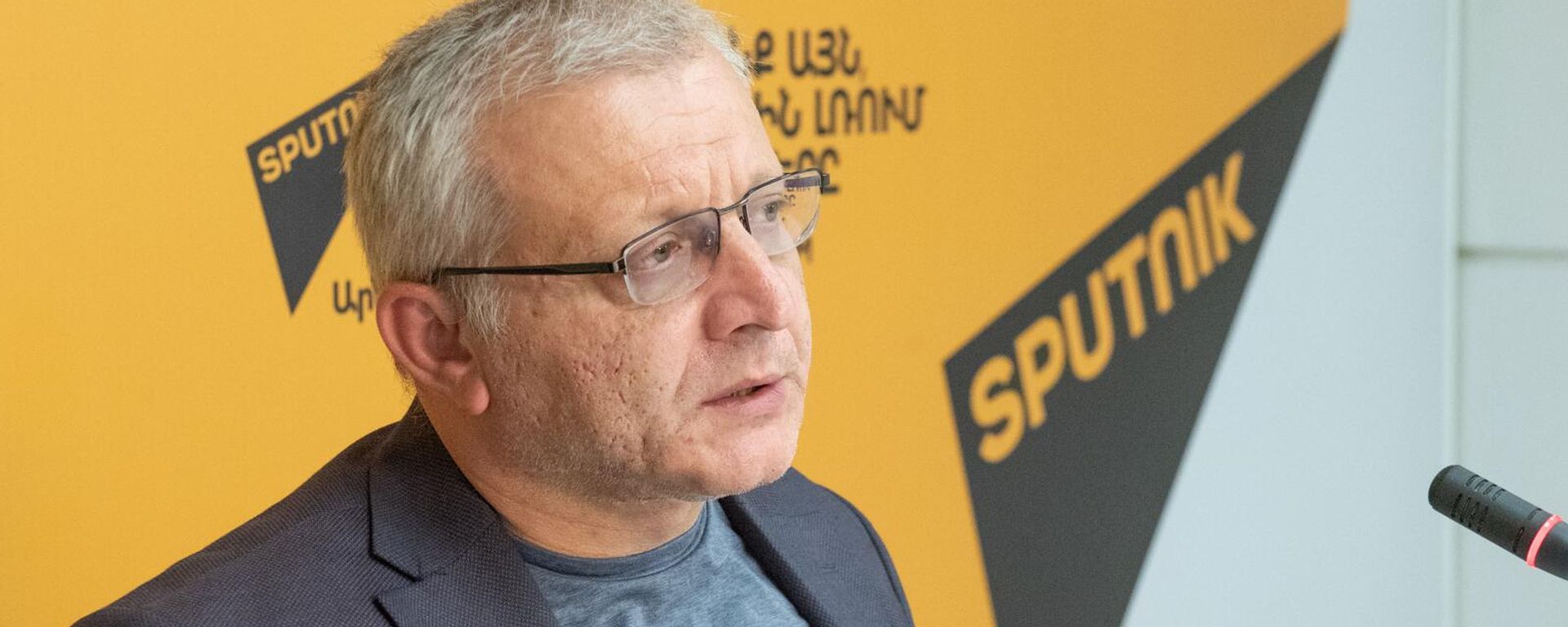 Политический аналитик, лидер партии Демократическая альтернатива Сурен Суренянц на пресс-конференции по теме Что показали выборы в Еревaне (19 сентября 2023). Еревaн - Sputnik Армения, 1920, 08.01.2025