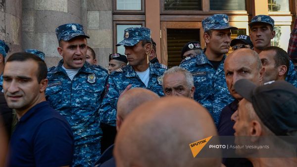 Ոստիկանները կառավարության շենքի մոտ - Sputnik Արմենիա
