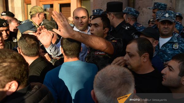 Акция протеста в связи с обострением ситуации в Нагорном Карабахе на площади Республики (19 сентября 2023). Еревaн - Sputnik Армения