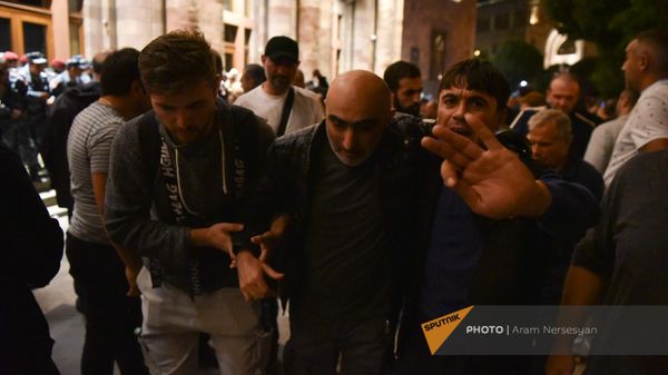Получивший ранение участник акции протеста в связи с обострением ситуации в Нагорном Карабахе на площади Республики (19 сентября 2023). Еревaн - Sputnik Армения