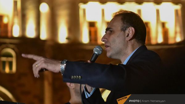 Аветик Чалабян на акции протеста в связи с обострением ситуации в Нагорном Карабахе на площади Республики (19 сентября 2023). Еревaн - Sputnik Армения