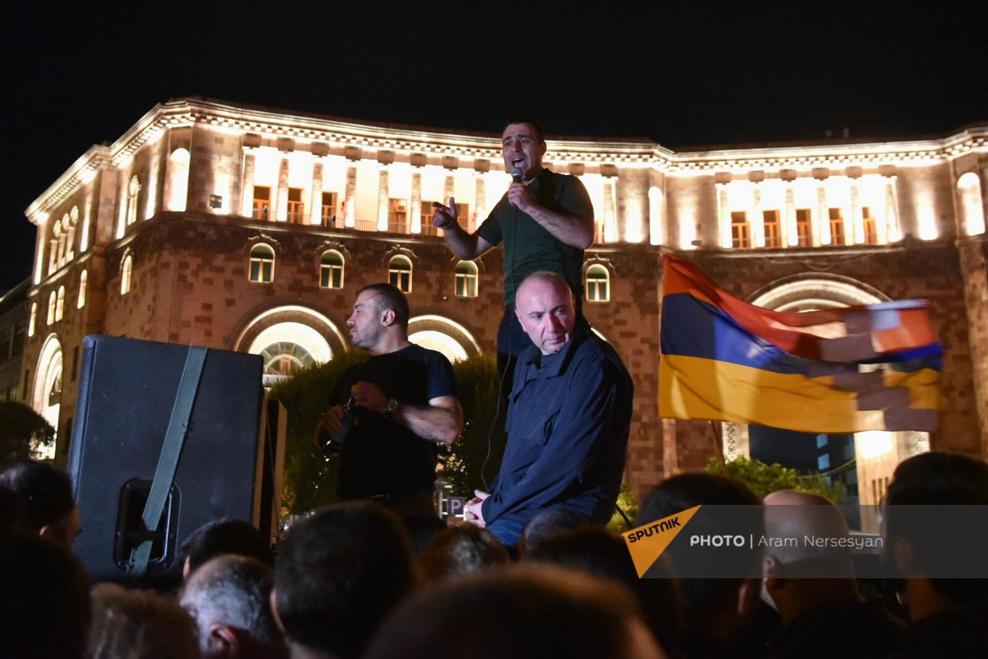 Андраник Теванян и Аветик Чалабян на акции протеста в связи с обострением ситуации в Нагорном Карабахе на площади Республики (19 сентября 2023). Еревaн - Sputnik Армения, 1920, 19.09.2023