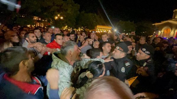 Стычки полиции и участников акции протеста в связи с обострением ситуации в Нагорном Карабахе на площади Республики (19 сентября 2023). Еревaн - Sputnik Армения