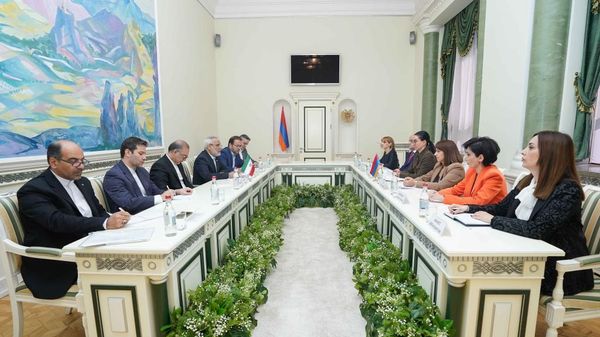 Генеральный прокурор Анна Вардапетян приняла делегацию, возглавляемую заместителем министра юстиции Исламской Республики Иран Аскаром Джалаляном (20 сентября 2023). Еревaн - Sputnik Армения