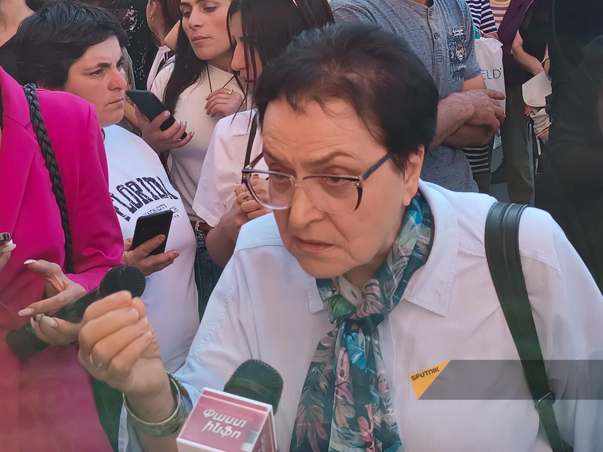 Лариса Алавердян на акции протеста в связи с ситуацией в Нагорном Карабахе на площади Республики (20 сентября 2023). Еревaн Лариса Алавердян на акции протеста в связи с ситуацией в Нагорном Карабахе на площади Республики (20 сентября 2023). Еревaн - Sputnik Армения, 1920, 20.10.2023