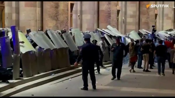 В Ереване начались столкновения манифестантов с полицией: есть пострадавшие - Sputnik Армения