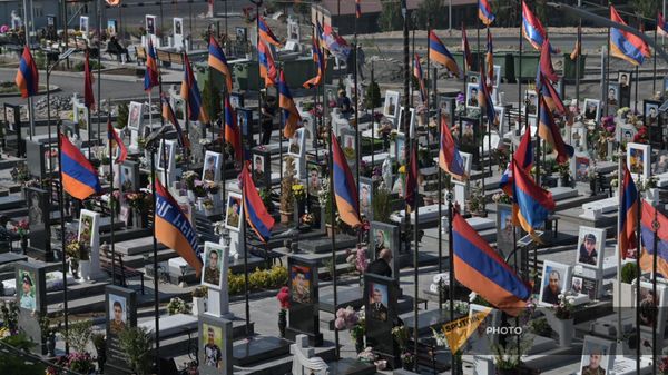 Военный пантеон Ераблур в День независимости (21 сентября 2023). Еревaн - Sputnik Армения