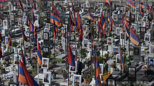 Военный пантеон Ераблур в День независимости (21 сентября 2023). Еревaн - Sputnik Армения