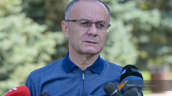 Сейран Оганян общается с прессой в военном пантеоне Ераблур в День независимости (21 сентября 2023). Еревaн - Sputnik Армения