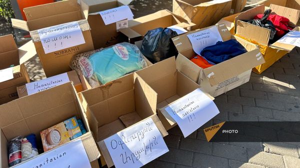 Активисты собирают гуманитарную помощь, предназначенную для жителей Нагорного Карабаха на перекрестке проспекта Саят-Нова и улицы Абовяна (21 сентября 2023). Еревaн - Sputnik Армения