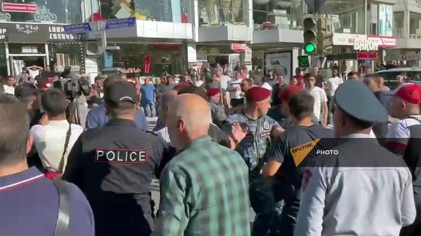Потасовка между полицией и активистами на улице Вардананц (21 сентября 2023). Еревaн - Sputnik Армения