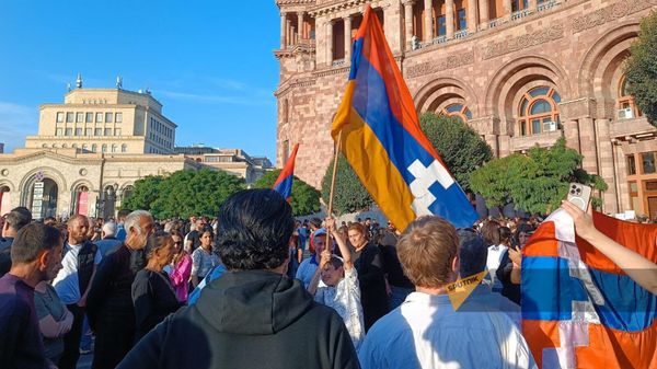 Участники акции протеста в связи с ситуацией в Нагорном Карабахе на площади Республики (21 сентября 2023). Еревaн - Sputnik Армения