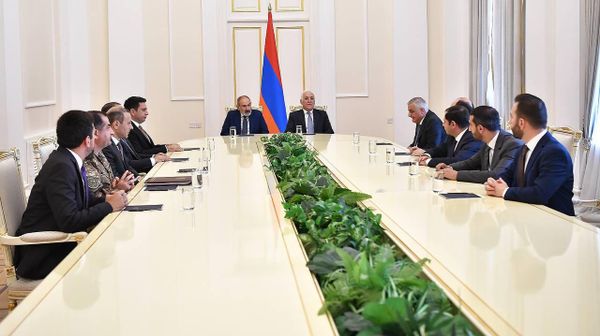 Премьер-министр Никол Пашинян и президент Ваагн Хачатурян на внеочередном заседании Совета безопасности (21 сентября 2023). Еревaн - Sputnik Армения