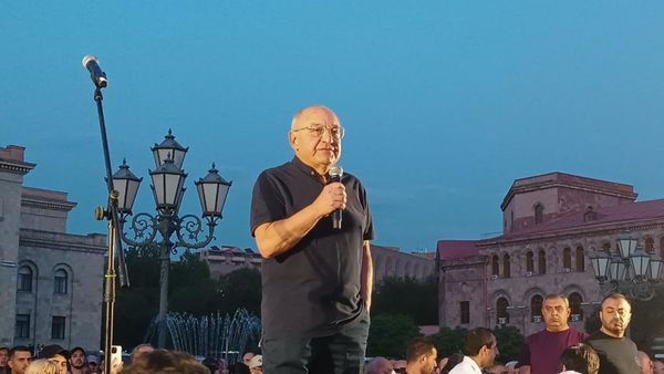 Вазген Манукян на митинге в связи с ситуацией в Нагорном Карабахе на площади Республики (21 сентября 2023). Еревaн - Sputnik Армения