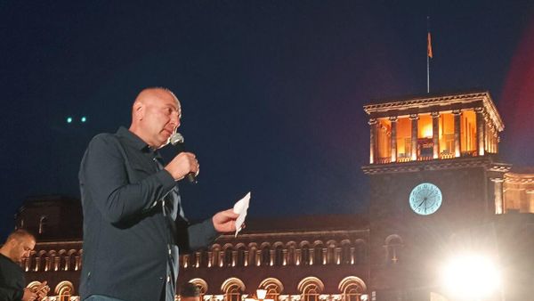 Андраник Теванян на митинге в связи с ситуацией в Нагорном Карабахе на площади Республики (21 сентября 2023). Еревaн - Sputnik Армения