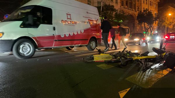 Участники митинга перекрыли самокатами и велосипедами улицу Григора Лусаворича (21 сентября 2023). Еревaн - Sputnik Армения
