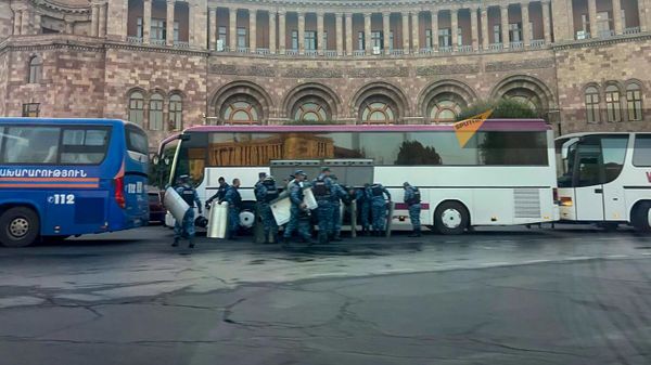Полиция на площади выгружает щиты перед анонсированными акциями протеста (22 сентября 2023). Еревaн - Sputnik Армения