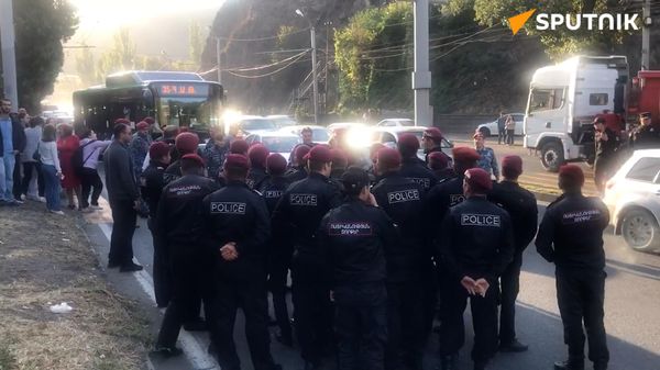 В Ереване стартовали децентрализованные акции неповиновения в защиту Нагорного Карабаха и с требованием отставки Никола Пашиняна - Sputnik Армения