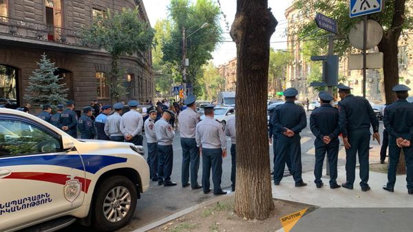 Ոստիկանները շրջափակել են կառավարության շենքը - Sputnik Արմենիա