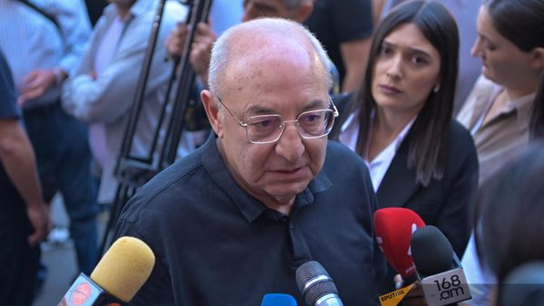 Вазген Манукян на площади Республики перед анонсированными акциями неповиновения (22 сентября 2023). Еревaн - Sputnik Армения