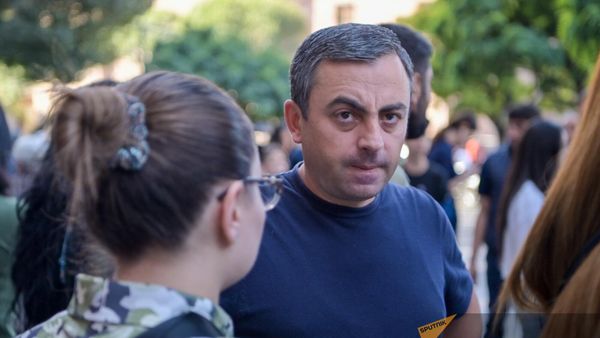 Ишхан Сагателян на площади Республики перед анонсированными акциями неповиновения (22 сентября 2023). Еревaн - Sputnik Армения