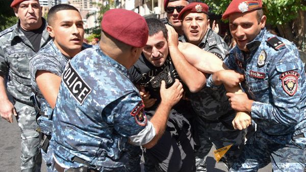 Полиция подвергает приводу Левона Кочаряна во время акций неповиновения (22 сентября 2023). Еревaн - Sputnik Армения