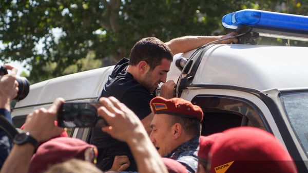 Полиция подвергает приводу Левона Кочаряна во время акций неповиновения (22 сентября 2023). Еревaн - Sputnik Армения