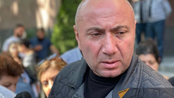 Андраник Теванян общается с прессой после выхода из Следственного Комитета (22 сентября 2023). Еревaн - Sputnik Армения